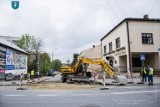 Nowy Sącz. Trwa odbudowa nawierzchni na skrzyżowaniu ul. Lwowskiej z Kraszewskiego. Pękła tam stuletnia rura [ZDJĘCIA]