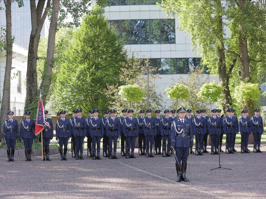 Święto Policji w tym roku skromniejsze niż zwykle. Powodem pandemia. Nie zabrakło awansów i odznaczeń