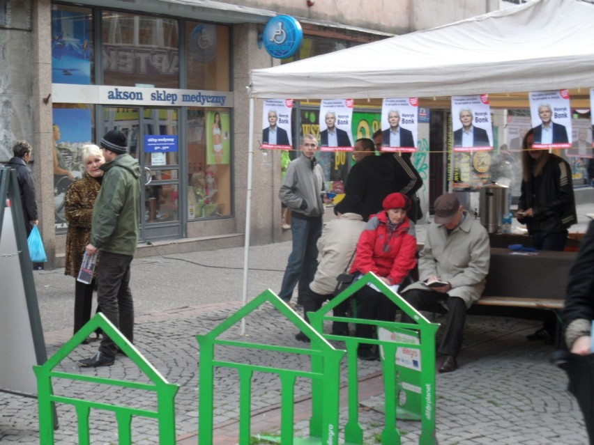 Kampania wyborcza 2014 Bytom : kwiaty, jabłka i skrobaczki do szyb