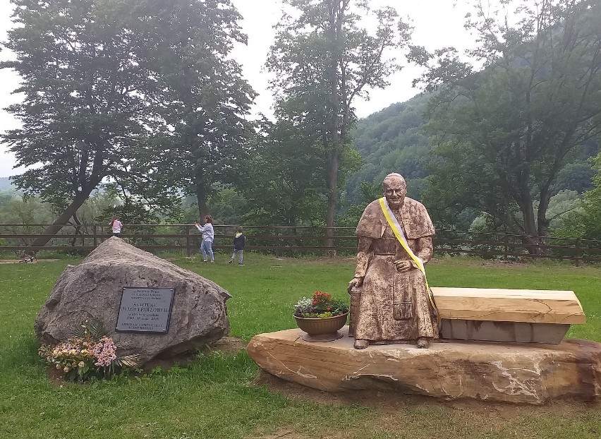 W Międzybrodziu powstała ławka poświęcona św. Janowi Pawłowi II [ZDJĘCIA]