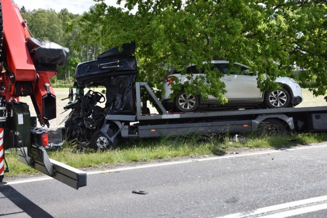 Mercedes został bardzo poważnie uszkodzony, a kierowca uwięziony we wraku.