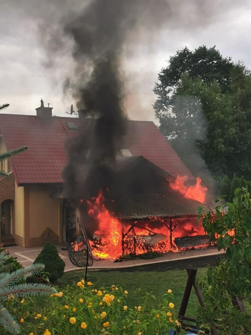 W Pilźnie strażacy gasili pożar przydomowej wiaty i płonący w niej samochód [ZDJĘCIA]