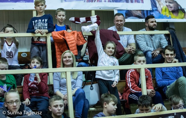 Kibice, młodsi i starsi, byli szóstym zawodnikiem Spójni w meczu z Miastem Szkła Krosno