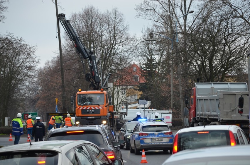 Uszkodzona lampa na rondzie Konstytucji 3 Maja w Głogowie jest już zdemontowana