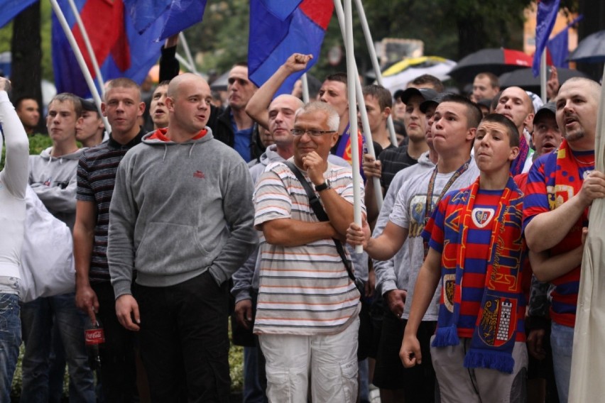 W samym centrum Gliwic, pod Urzędem Miasta, protestowali...