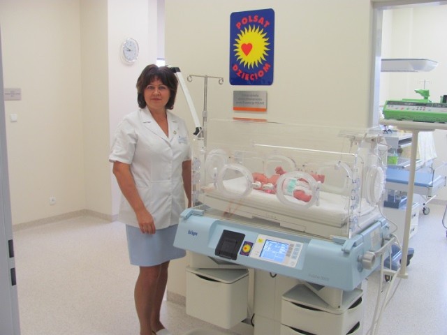 Jolanta Koclęga-Bryndal przy inkubatorze z Fundacji Polsat.
