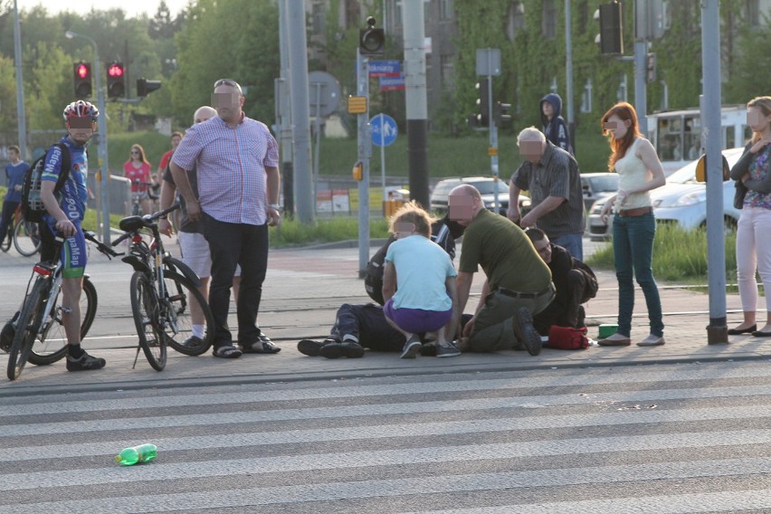 Wypadek policjanta na motocyklu na al. Włókniarzy [ZDJĘCIA]