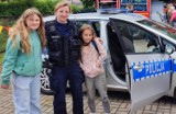 Dzielnicowy i policjantka Ogniwa Patrolowo-Interwencyjnego na Dniu Sąsiada w Dzierżoniowie