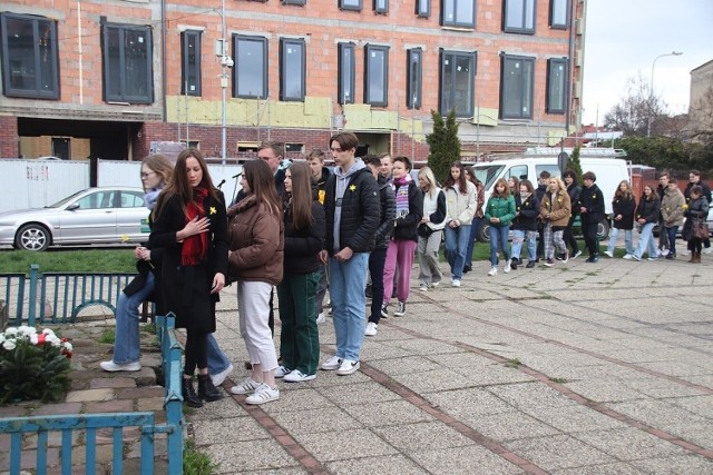 19 kwietnia przypada 80. rocznica wybuchu powstania w getcie warszawskim, będącego największym zbrojnym zrywem Żydów podczas II wojny światowej. Tego dnia, o godzinie 12, na placu po dawnej synagodze, nastąpi uroczyste złożenie kwiatów przy Pomniku Pamięci Żydów Radomia, aby dać świadectwo niezatartej pamięci o żydowskich mieszkańcach naszego miasta.