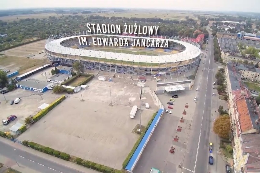 Zobaczcie Zawarcie z lotu ptaka. Jest tutaj m.in. stadion...