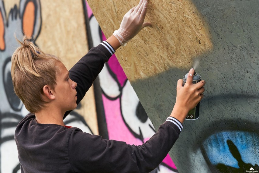 Warsztaty graffiti w Lęborku. Uczestnicy uczą się tej sztuki w Zakątku Kultury [ZDJĘCIA]