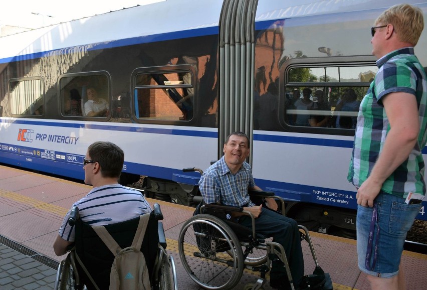 Wyjazd uczestników skierniewickich WTZ koleją do Warszawy. PKP wciąż nieprzyjazna dla osób niepełnosprawnych. Odpowiedź rzecznika