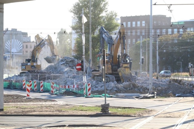 Estakada na placu Społecznym rozebrana