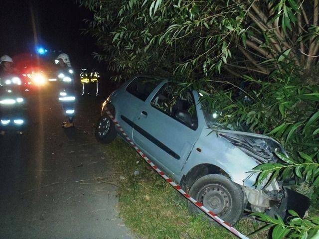 Wypadek Gostwica. Uderzenie w drzewo zmiażdżyło maskę...