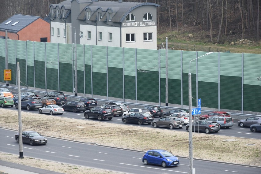 Inwestycja jest opóźniona, mieszkańcy stoją w ogromnych...