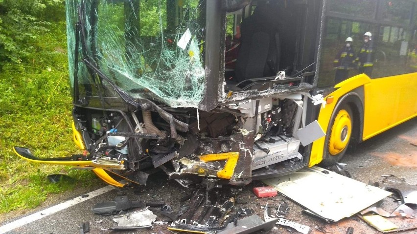 Wypadek w Zagórzanach k. Gorlic.  Wielu poszkodowanych w zderzeniu samochodu osobowego z autobusem AKTUALIZACJA [ZDJĘCIA]