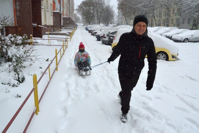 Saneczkowanie w Stalowej Woli na ulicy Siedlanowskiego