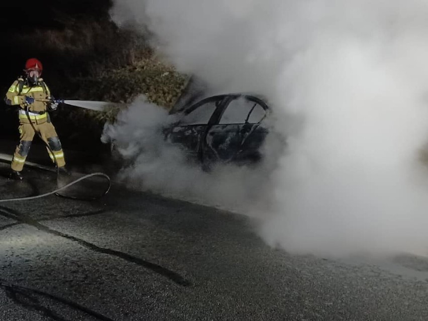 Pożar samochodu na drodze S6 w Kowalach. Strażacy ugasili...