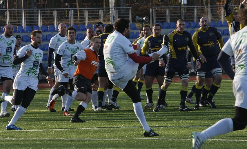 Lechia Gdańsk zagrała z Arką Gdynia na stadionie w Cetniewie. Lechia - Arka 19:32 (7:14)