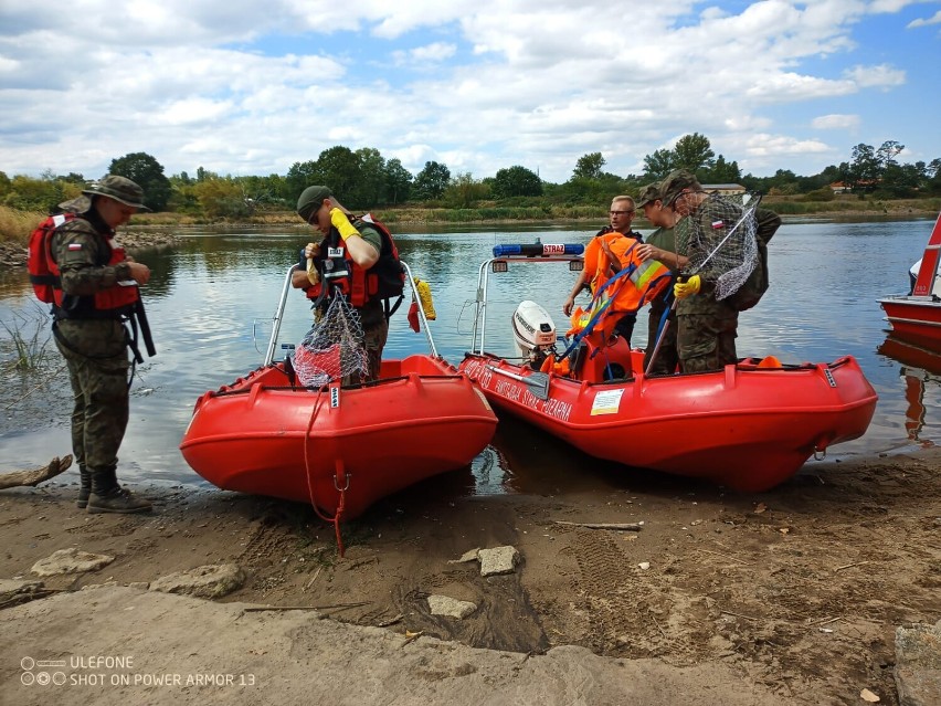 Żołnierze wielkopolskiej „Dwunastki” pomagali w usuwaniu skutków zanieczyszczenia rzeki Odry
