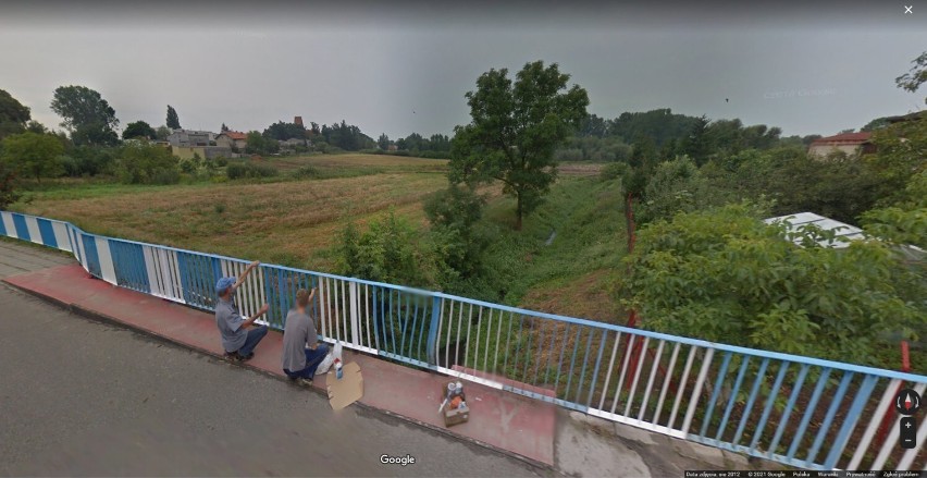 Przyłapani przez Google Street View podczas prac w okolicy Wągrowca. Pielili ogród, pracowali w polu a oni zrobili im zdjęcia