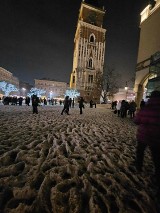 Zima w Krakowie. Place miasta, ulice, przystanki. Wszystko w śnieżnej brei