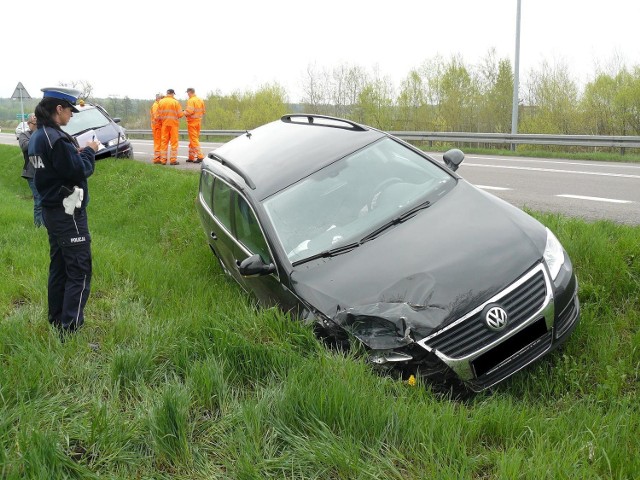 W Borkach doszło do poważnie wyglądającego wypadku. 55-letni kierowca VW zasnął za kierownicą i uderzył w stojącego na poboczu seata. Na szczęście nikomu nic się nie stało.