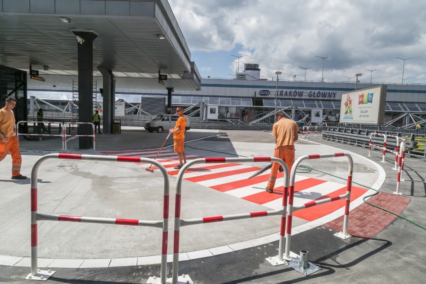 Kraków: podróżni ponownie mogą korzystać z górnej płyty dworca autobusowego RDA [ZDJĘCIA]
