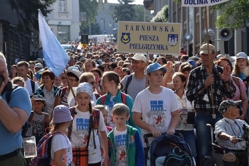 Piesza Pielgrzymka Tarnowska 2018 na ulicach Tarnowa [ZDJĘCIA]