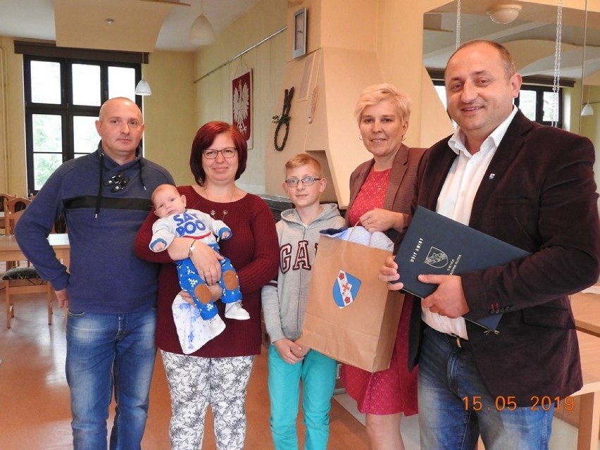 Wójt Robert Fryt powitał najmłodszych mieszkańców gminy Dziadowa Kłoda (GALERIA)