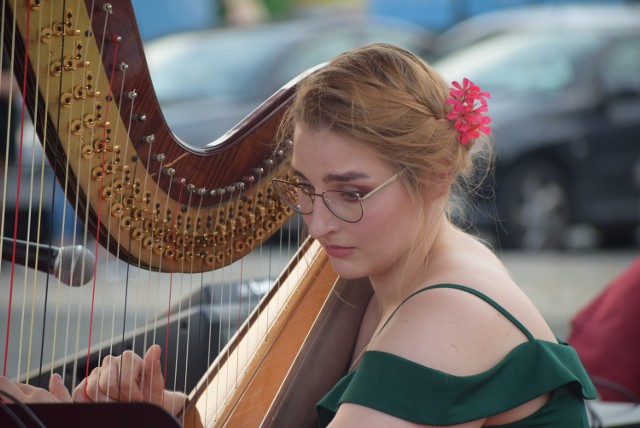 Koncert na harfę i wiolonczelę na sieradzkim Rynku