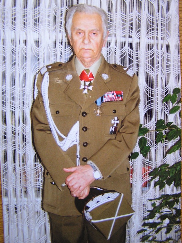 Bolesław Nieczuja-Ostrowski, legendarny dow&oacute;dca 106 Dywizji Armii Krajowej otrzymał, po otrzymaniu nominacji generalskiej w 1991 roku