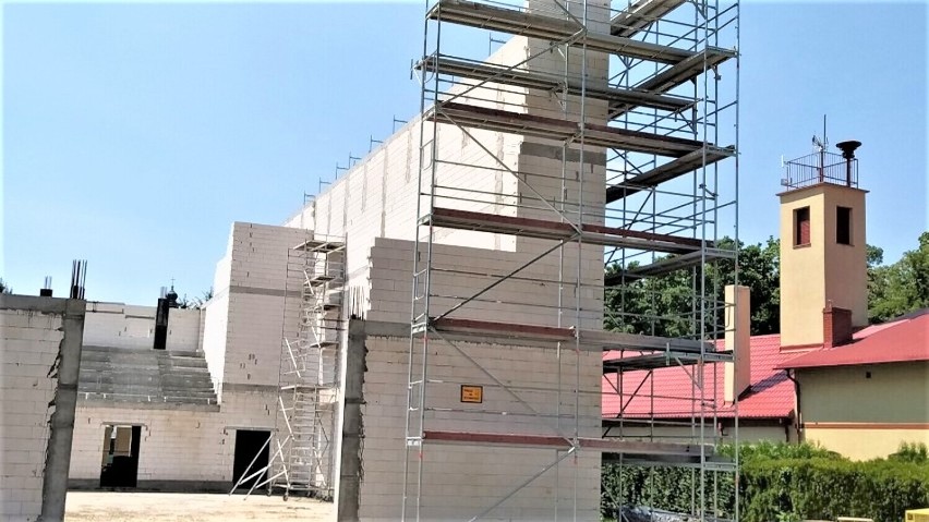 Wydłuża się przerwa przy budowie hali sportowej w Wilkowicach. Robotnicy wrócą na plac budowy, gdy dostaną poprawiony projekt