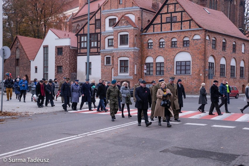 Stargardzianie oddali hołd tym, co walczyli o niepodległość Polski. Złożyli kwiaty przy pomniku patriotycznym [ZDJĘCIA]