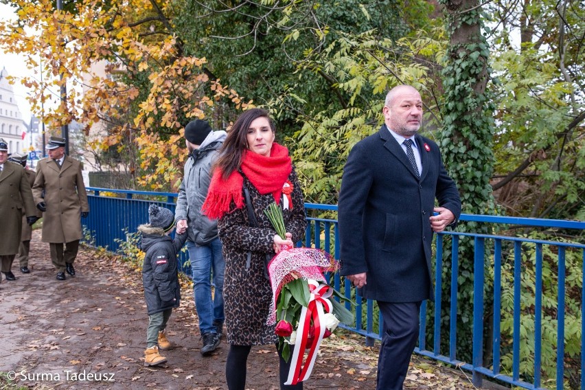 Stargardzianie oddali hołd tym, co walczyli o niepodległość Polski. Złożyli kwiaty przy pomniku patriotycznym [ZDJĘCIA]