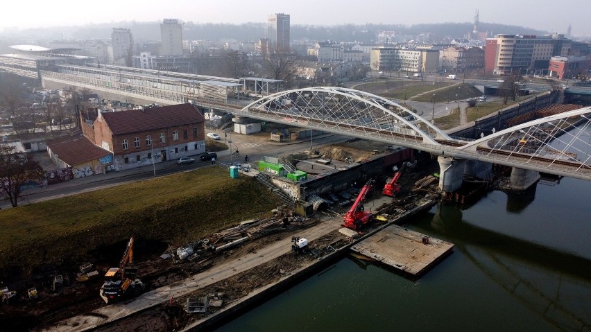 Kraków. Budują nowy most kolejowy nad Wisłą. Zobacz postępy prac [ZDJĘCIA] 