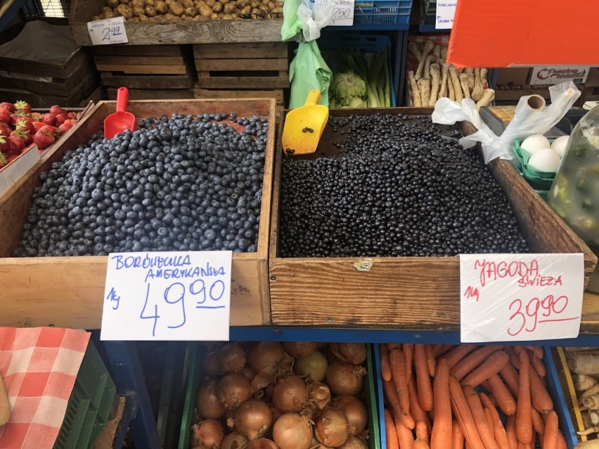 Zobaczcie ceny warzyw i owoców na Bazarze Komandor we...