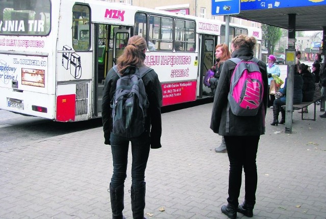 Każdy kurs linii C rozpoczyna i kończy swój bieg na przystanku koło dworca kolejowego