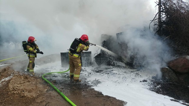 Z pożarem w Karlikowie Lęborskim walczyło dziewięć strażackich zastępów.