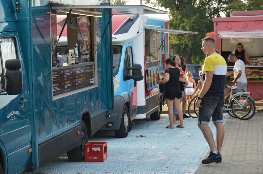 Trwa Festiwal Food Trucków w Zduńskiej Woli. Jest w czym...