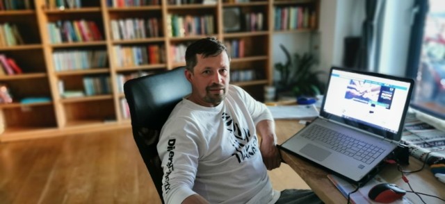 Arkadiusz Gogolewski, właściciel firmy F-1 z grupy na Facebooku pt. Chojnicki razem. Grupa ma trzech moderatorów. Członkowie wymieniają się tam m.in. miejscami, gdzie można zamawiać posiłki