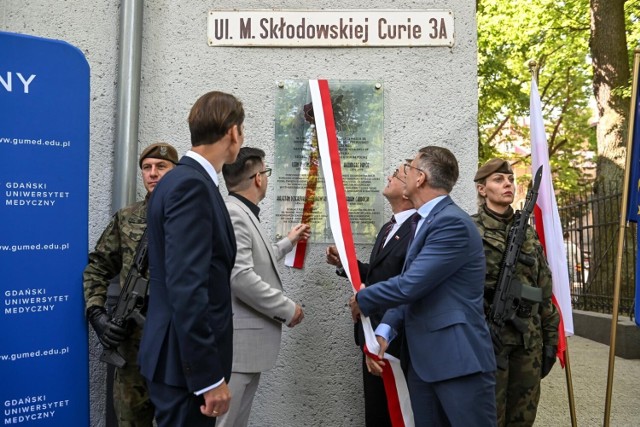 Czterej polscy patrioci z Wolnego Miasta Gdańska zostali upamiętnieni na tablicy umieszczonej na budynku rektoratu Gdańskiego Uniwersytetu Medycznego.