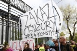 Protest przed Teatrem Powszechnym. Obrońcy "Klątwy" bronią wolności [ZDJĘCIA]