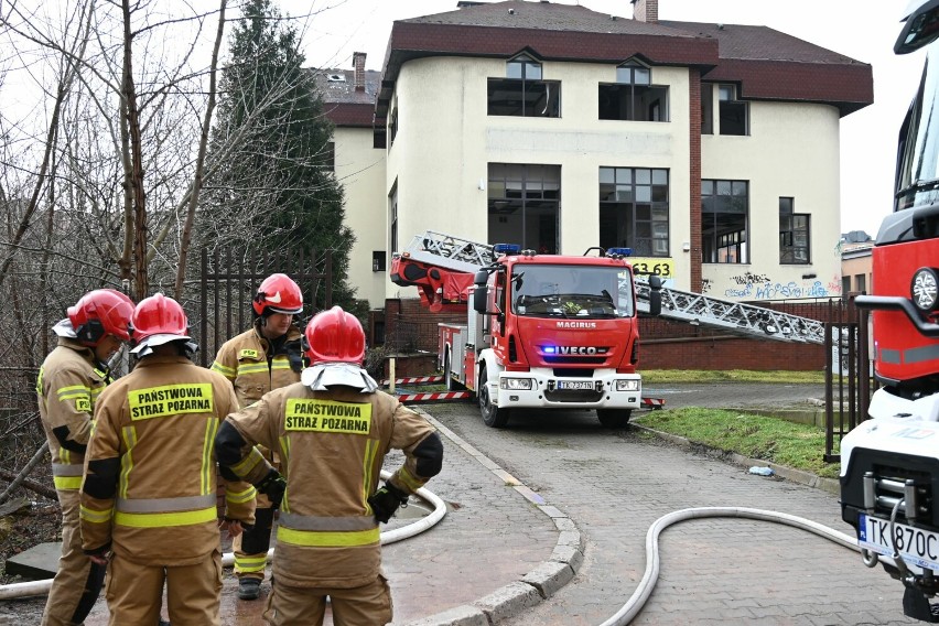 Pożar w budynku po banku przy ulicy Silnicznej w Kielcach. Straż pożarna w akcji