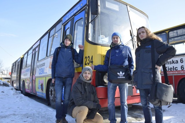 Od lewej: Filip Matysek, Mateusz Ziarkowski, Piotr Siwek i Karol Kwapisz ze stowarzyszenia Klub Miłośników Komunikacji Miejskiej przy „swoim” autobusie, którego zamierzają niebawem odnowić.