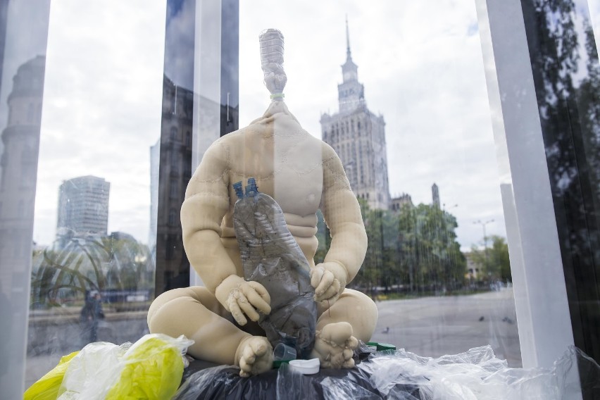 Nietypowa wystawa w centrum miasta. "Destrukcyjny wpływ człowieka na środowisko"