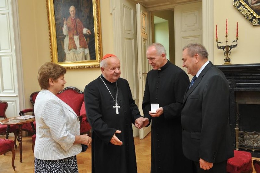 Przekazanie relikwii św. Jana Pawła II dla rawskiej parafii...