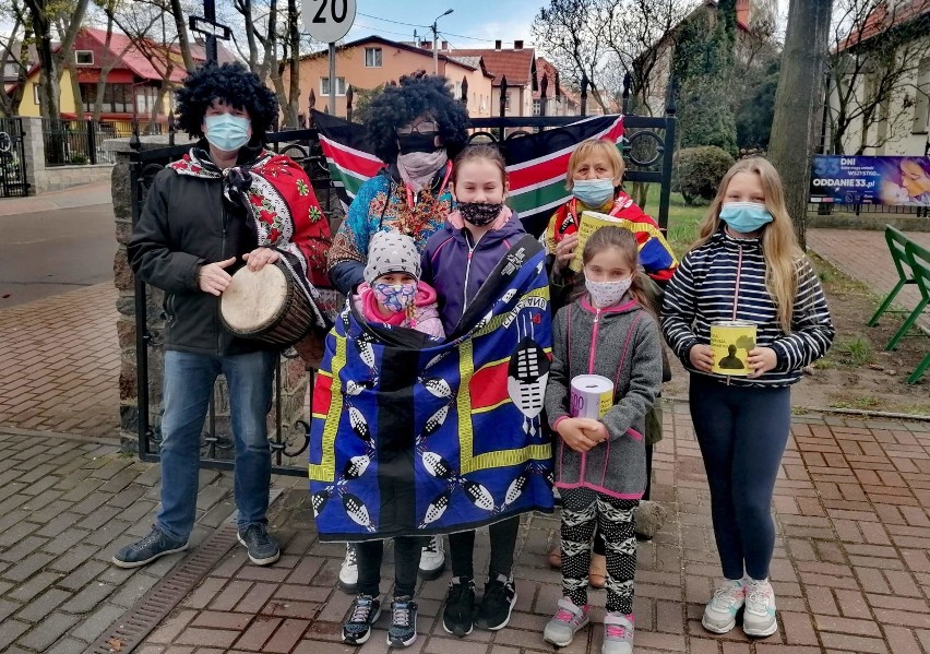 Grali, śpiewali i zbierali na dzieci w Kenii. Mieszkańcy Pszczółek przynieśli mnóstwo darów. Zobaczcie zdjęcia!