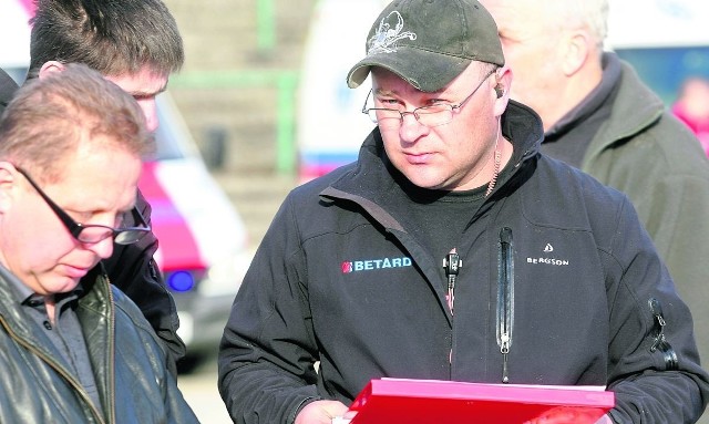 Menedżer Piotr Baron (z prawej) i trener Henryk Jasek. W okularach niczym profesorowie