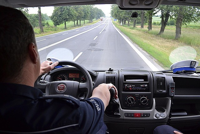 Policjanci nadzorują drogi prowadzące na Ukrainę [zdjęcia]